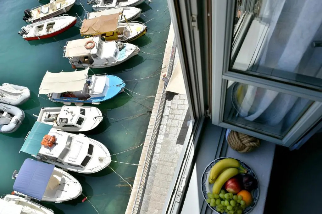 On the port Hydra 1