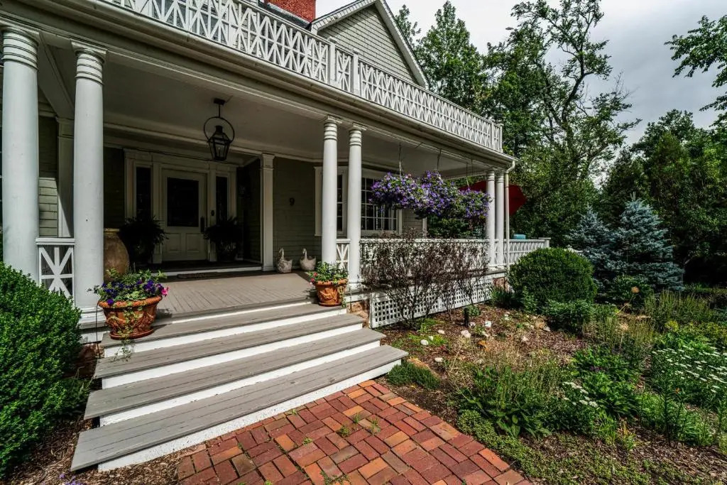 9 Broadmoor Ave