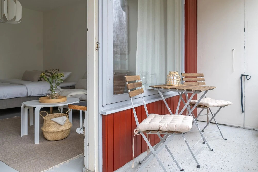 Upper floor studio with a balcony