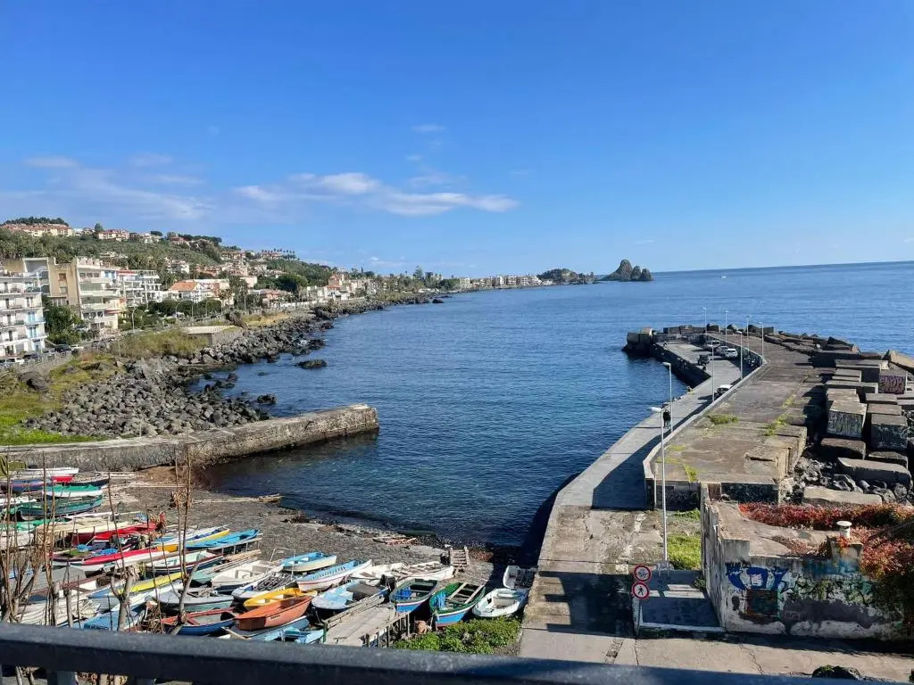 donna serena Aci Castello