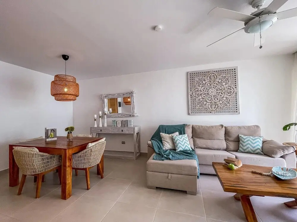 Luxury 2 bed Condo Just Steps From the Beach