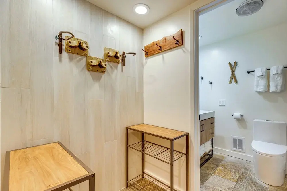 Walk to Mammoth Village: Chic Mountain Studio 101