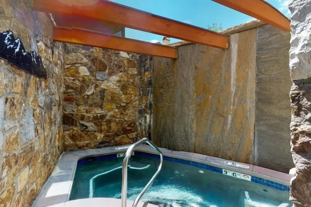 Exclusive 4 Bedroom Ski In, Ski Out Vacation Rental With Hot Tubs And Heated Outdoor Pool In Lionshead Village
