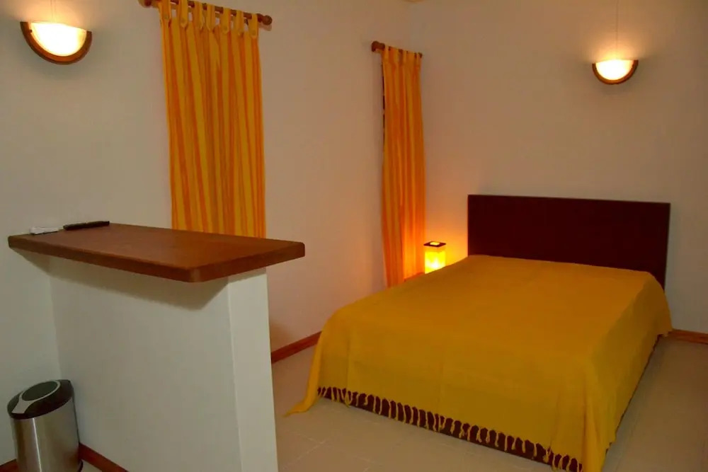 Studio in Black River, With Shared Pool, Enclosed Garden and Wifi - 1 km From the Beach