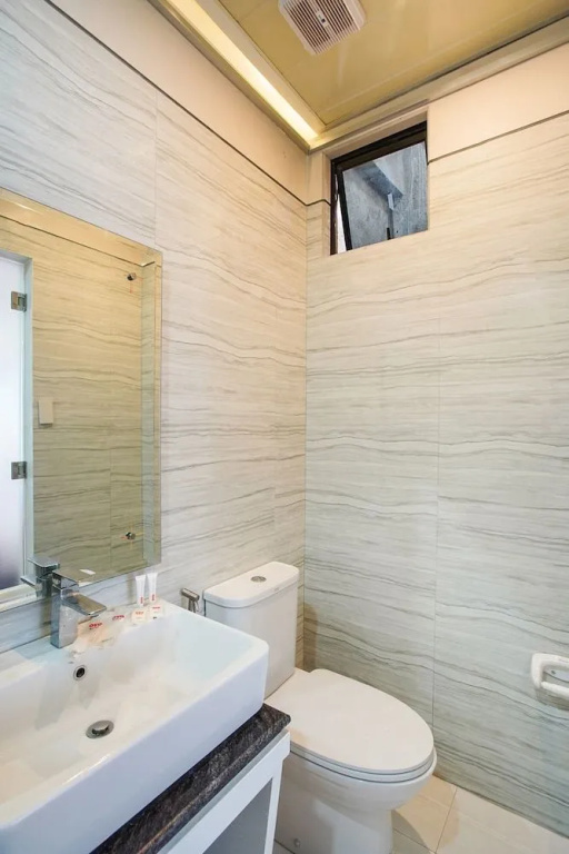 OYO 489 Casa Mia Hotel Suites