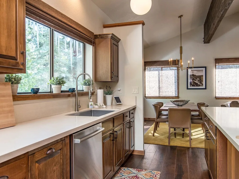 1000 Lakeshore Townhouse Unit 20 3 Bedrooms 2.5 Bathrooms Townhouse