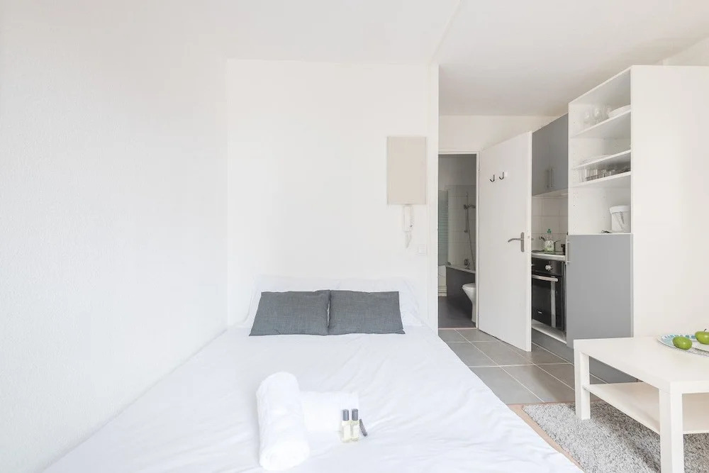 Studio With a Courtyard Place Gambetta