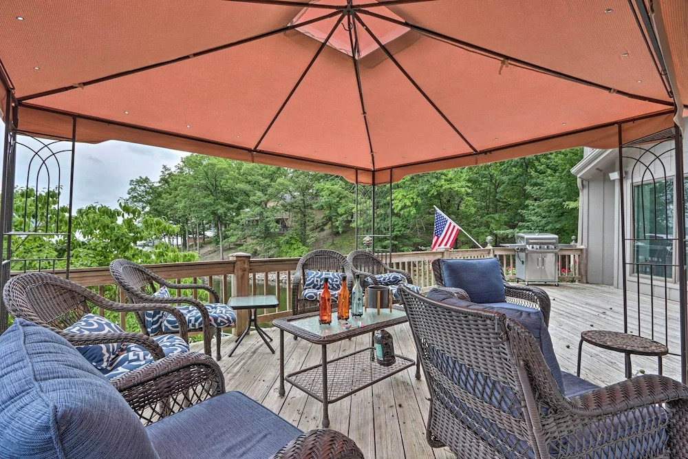 Lakefront Haven: Family-friendly Sunrise Beach Gem