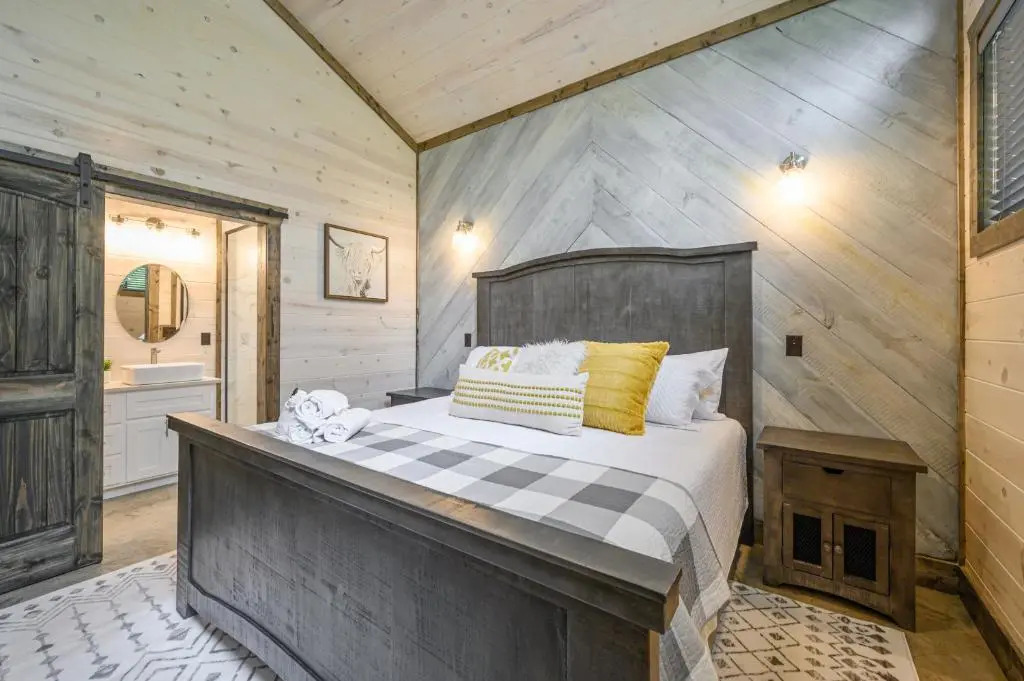 Fun Amp Inviting Modern Luxury 4br Retreat At Broken Bow Lake Features Hot Tub Fire Pit Playground And More Once In A Blue Moon By Boutiq