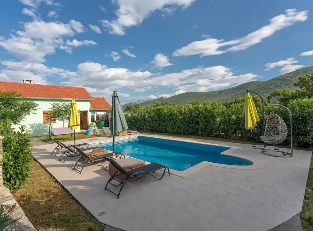 Sunny Escape Holiday Home Dicmo With Pool and Gym