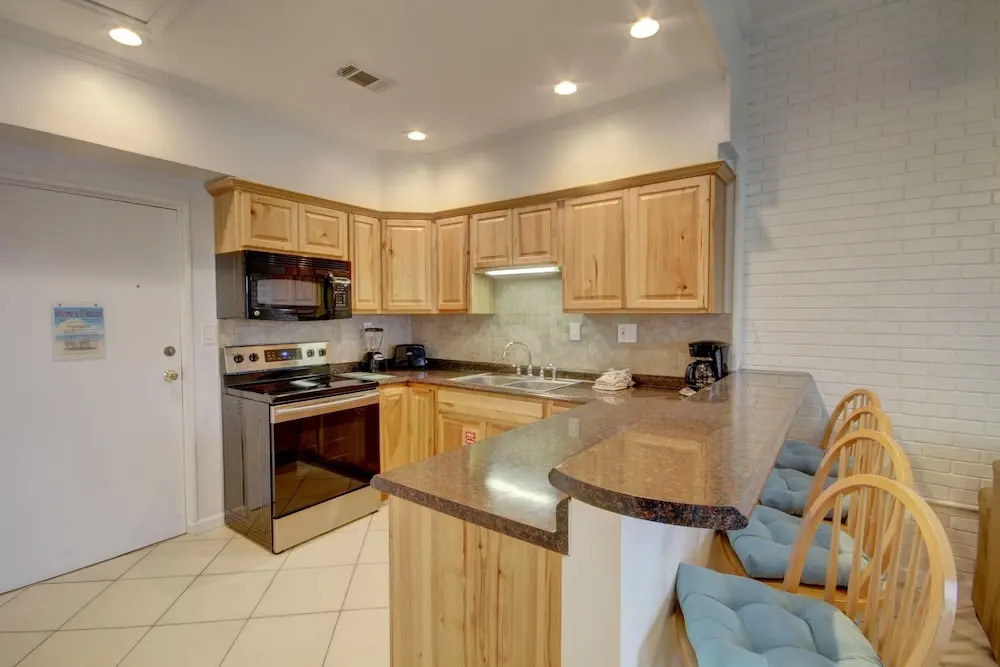 627 El Matador Condo by RedAwning
