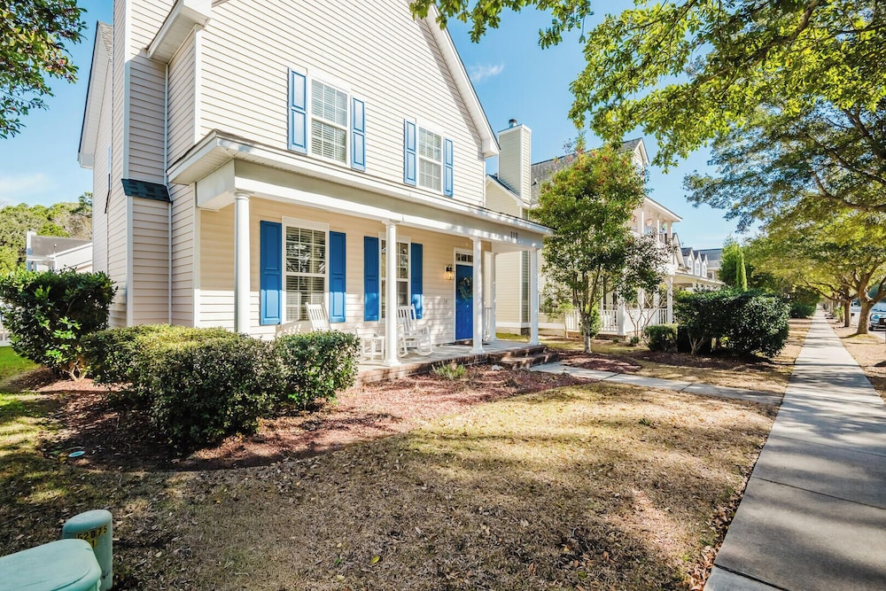 Dogs Welcome! Adorable 3-bedroom Coastal Home in Historic Old Town Bluffton