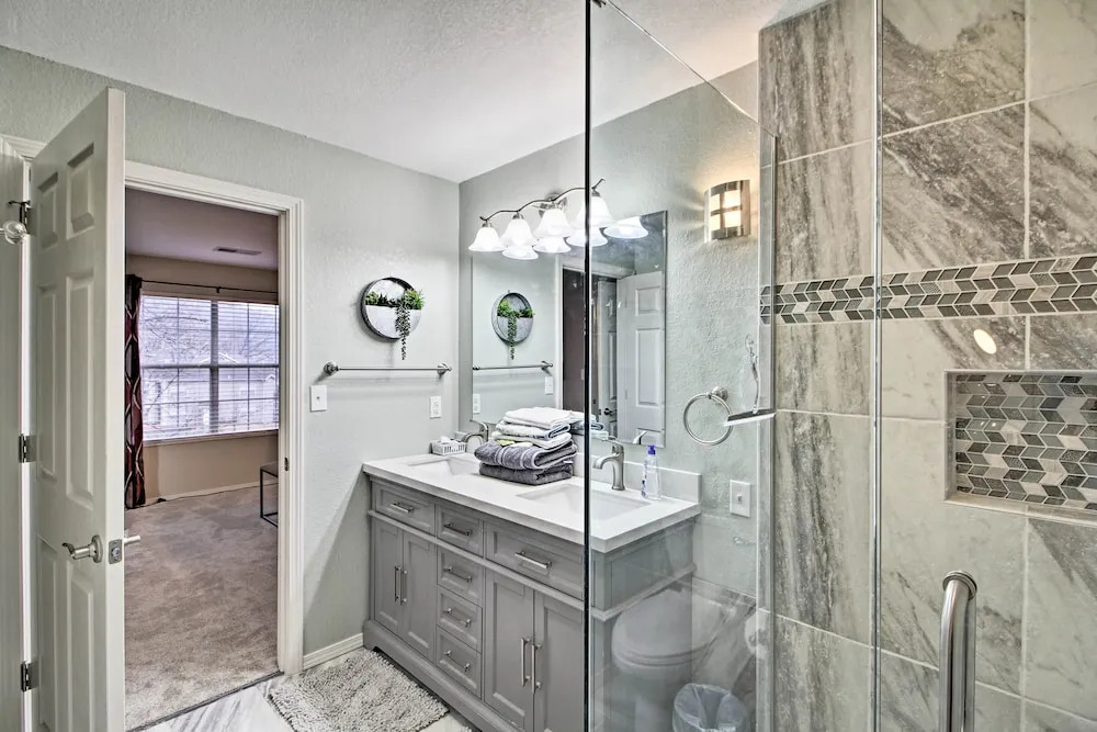 4 Mi to Strip: Cozy Lake-view Retreat in Branson