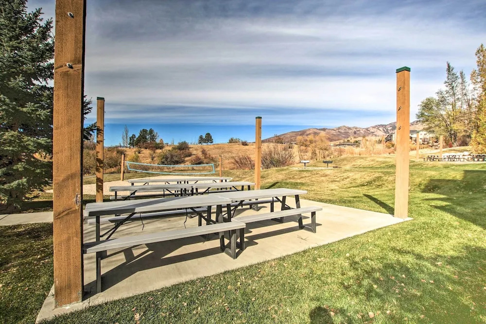 Ski, Hike & Relax: Eden Condo w/ Hot Tub Access