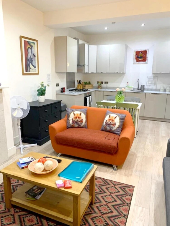 House With one Bedroom in Greater London, With Wonderful City View, Terrace and Wifi