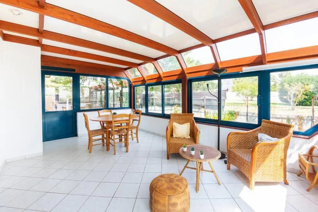 Charmante maison spacieuse et lumineuse, au calme avec un petit jardin