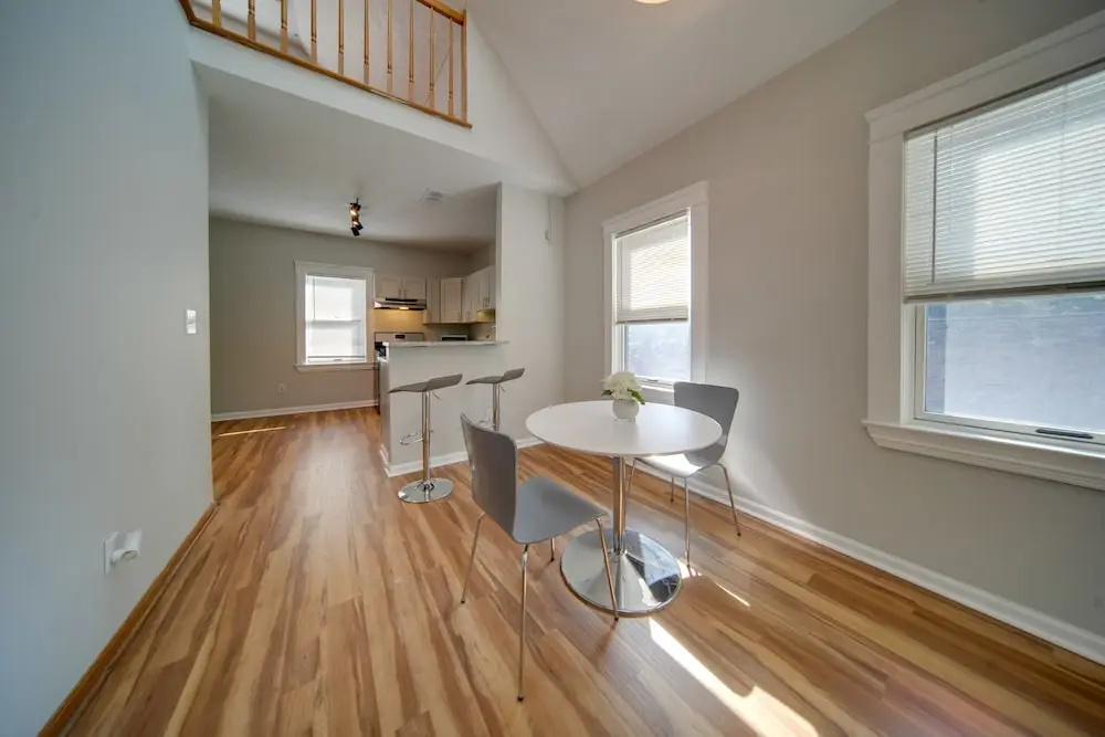 < 3 Mi to Dtwn: Cleveland Apt w/ Deck & Wet Bar