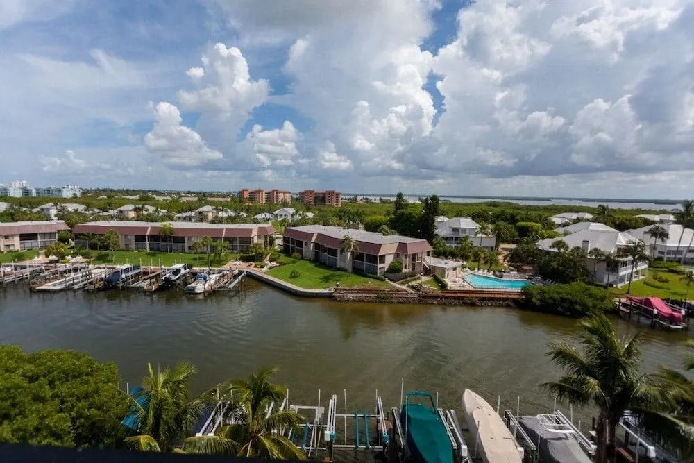 Hibiscus Pointe 461