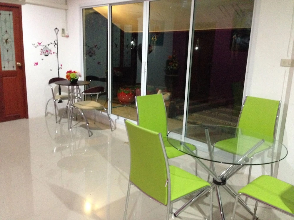 RoomQuest Chonburi Phanat Nikhom