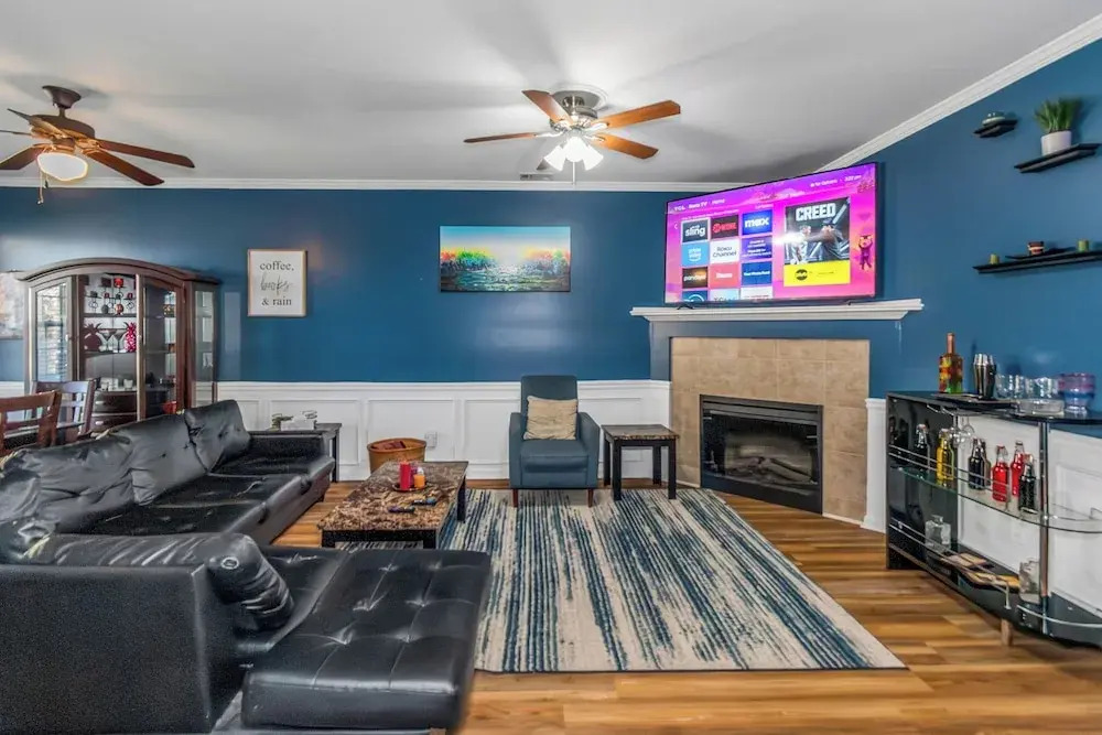 4 - Bed home, w/ Cali King Bed - 12 mins. to DTWN