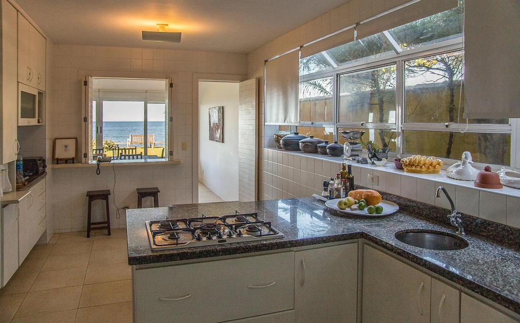 Casa Maravilhosa com Cinco Suítes, Pé na Areia da Praia de Manguinhos Por Luxury Rentals