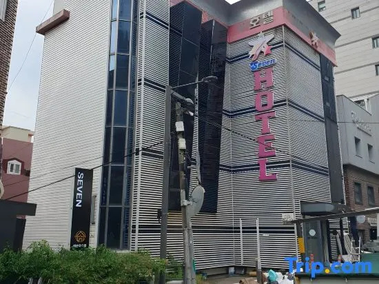 Seven Hostel