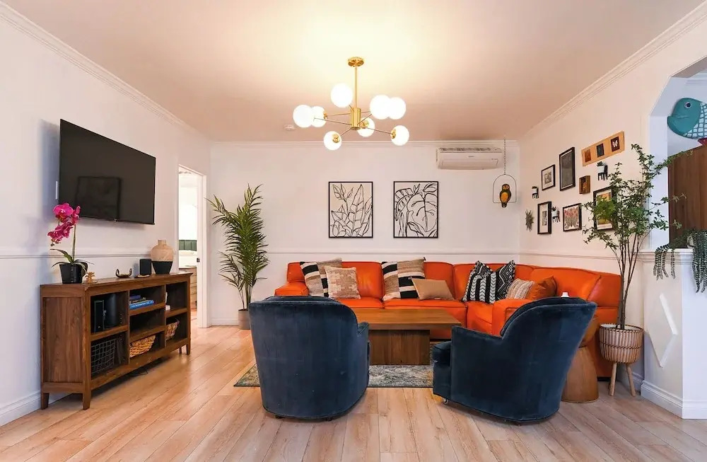 Immaculate 3bdr Private Bungalow, Walk to Beach!