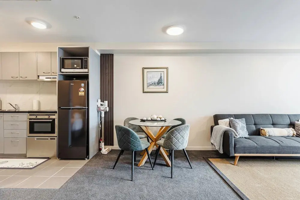 Zodiak Stays: Cozy CBD 2BR Near Top Dining Spots