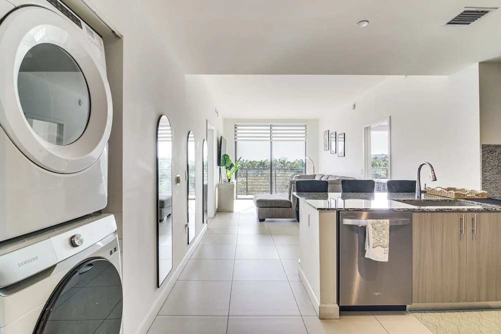 Steps to Dtwn Doral Park: Modern Group Retreat