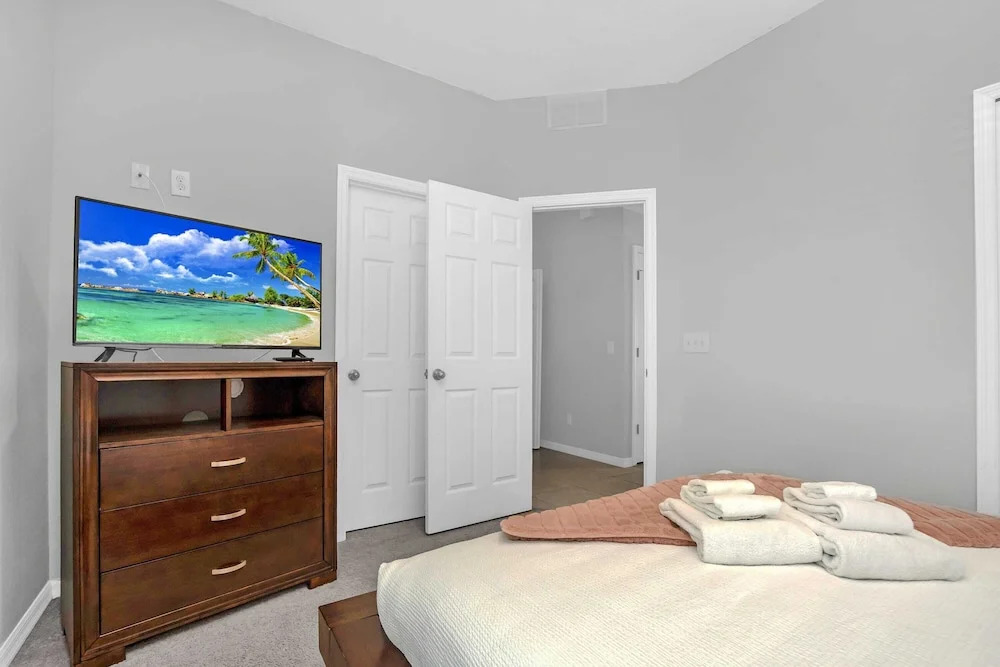 Roomy Town Home, Mickey-themed Bedroom! #4bv550