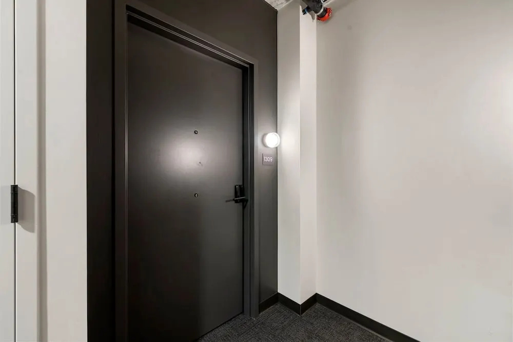 Luxury 3 Bed 3 Bath High Rise With Gym Amenities