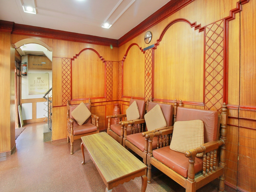 OYO 10068 Hotel Rathna