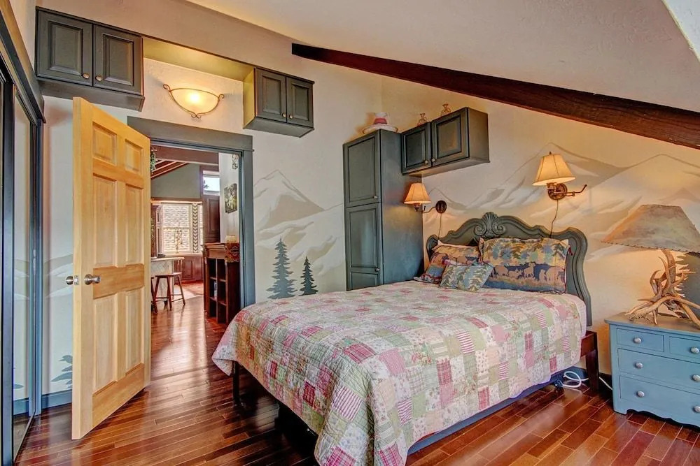 Porcupine Peak 2 Br condo by RedAwning