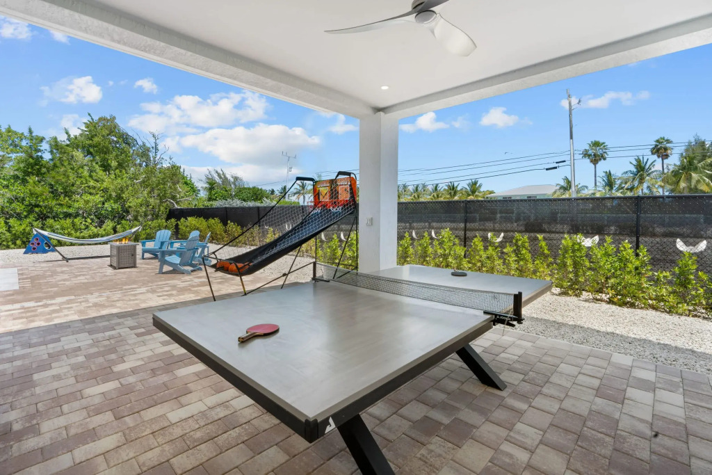 Paradise Point   Pool   Dock   Lounges   BBQ, Marathon