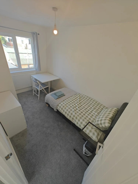 4-bed House in Southampton Ideal For Contractors