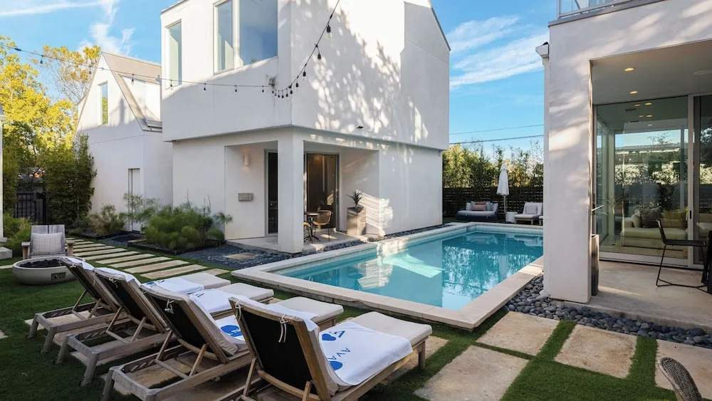 Luxe 11bdr w/ Putting Green, Game Room, Pool Bouldin Collective by Avantstay