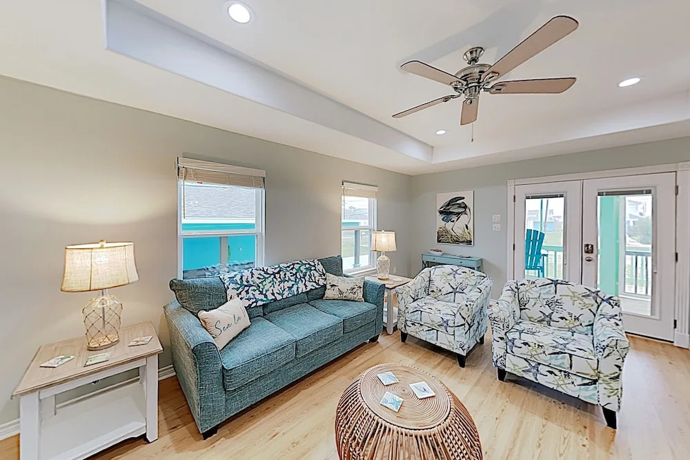 Brand-new Getaway W/ Screened Porch - Walk To Bay! 2 Bedroom Home