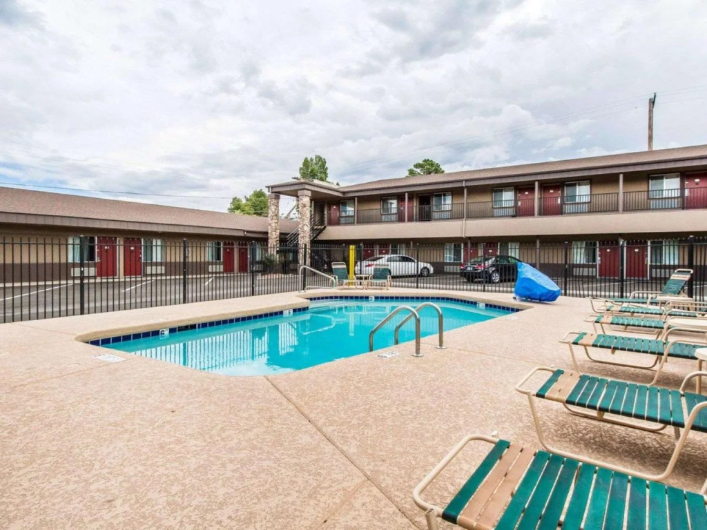 Econo Lodge University
