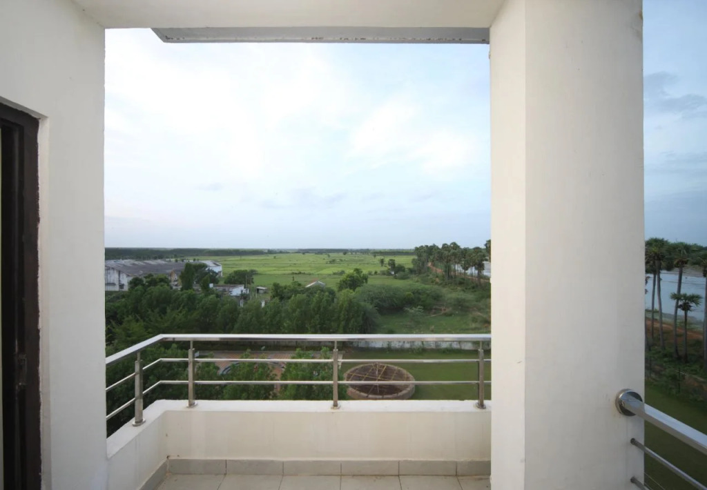 The Lawns By OYO Rooms