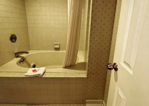 Econo Lodge Inn & Suites Groton