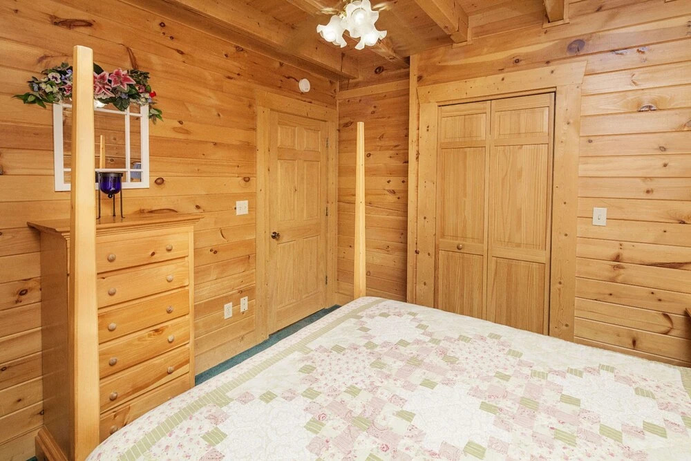 Red Bird Haven by Heritage Cabin Rentals