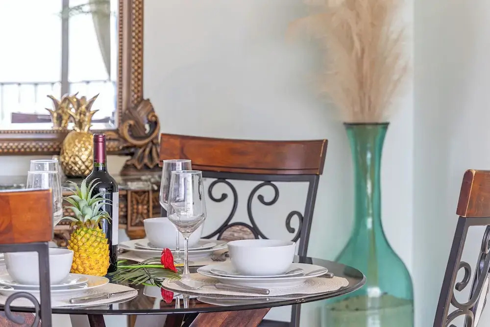 Waikiki Banyan Condo w/ King Bed & Parking, Near Beach