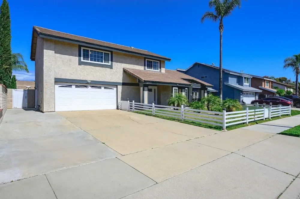 Spacious Family Retreat w Garden Modern Comfort