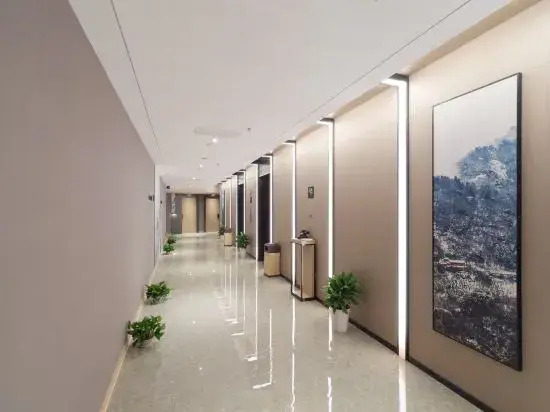 Atour Hotel (Wuhan High Speed Railway Station, Qingshan Impression City)