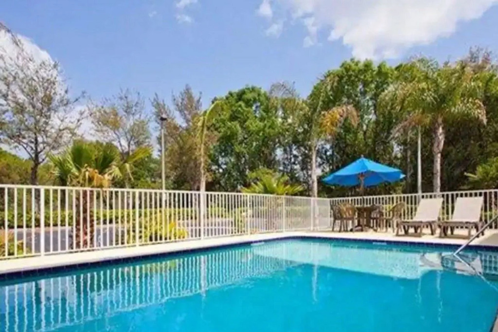 Econo Lodge Wesley Chapel I-75