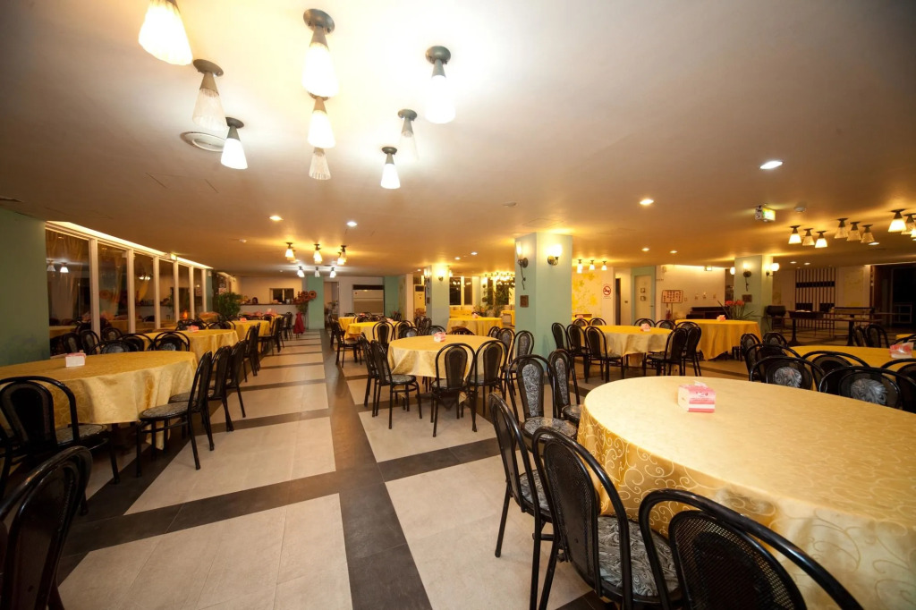 Champagne Hotel