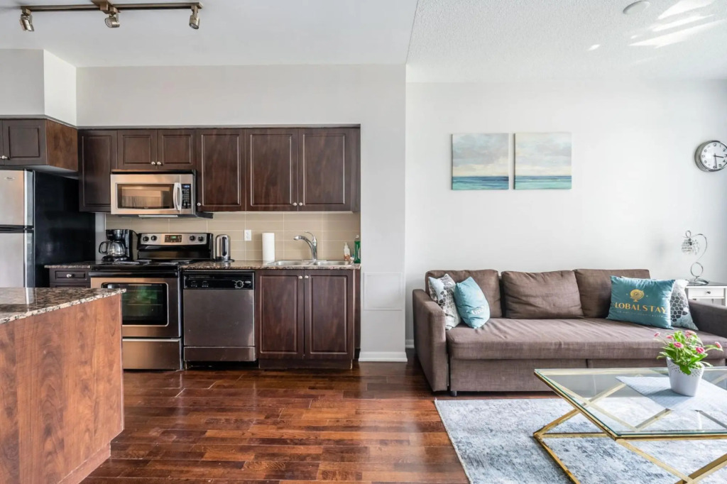 Modern Bright 1Br+Den Unit Downtown