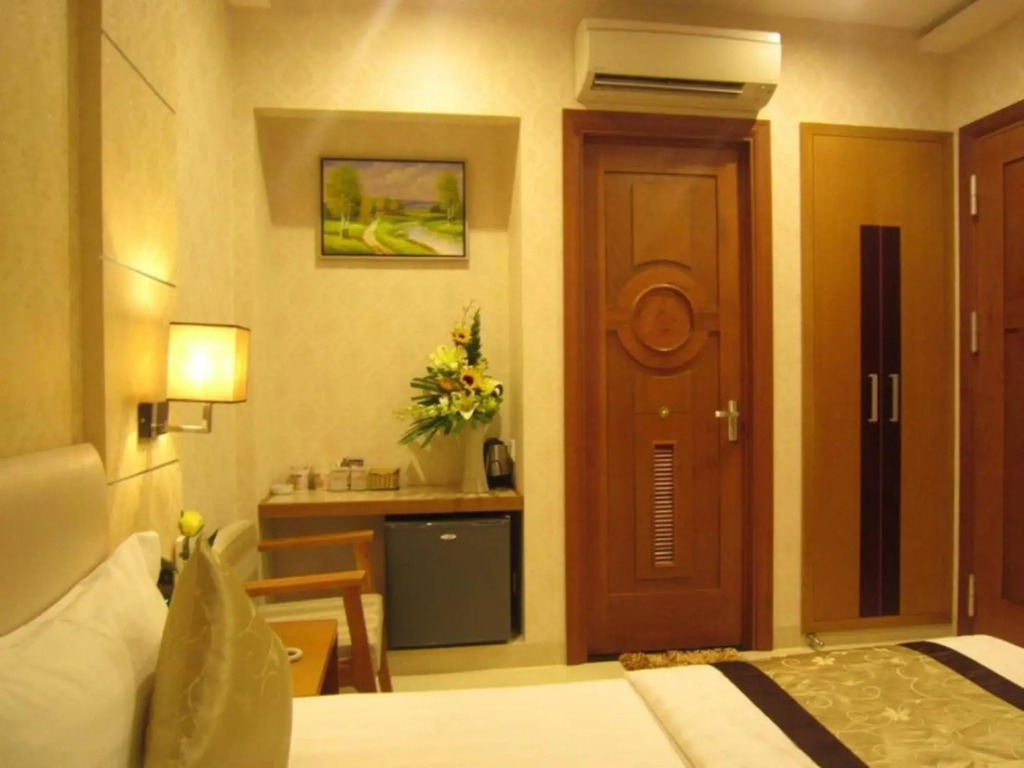 S79 Happy Hotel 2