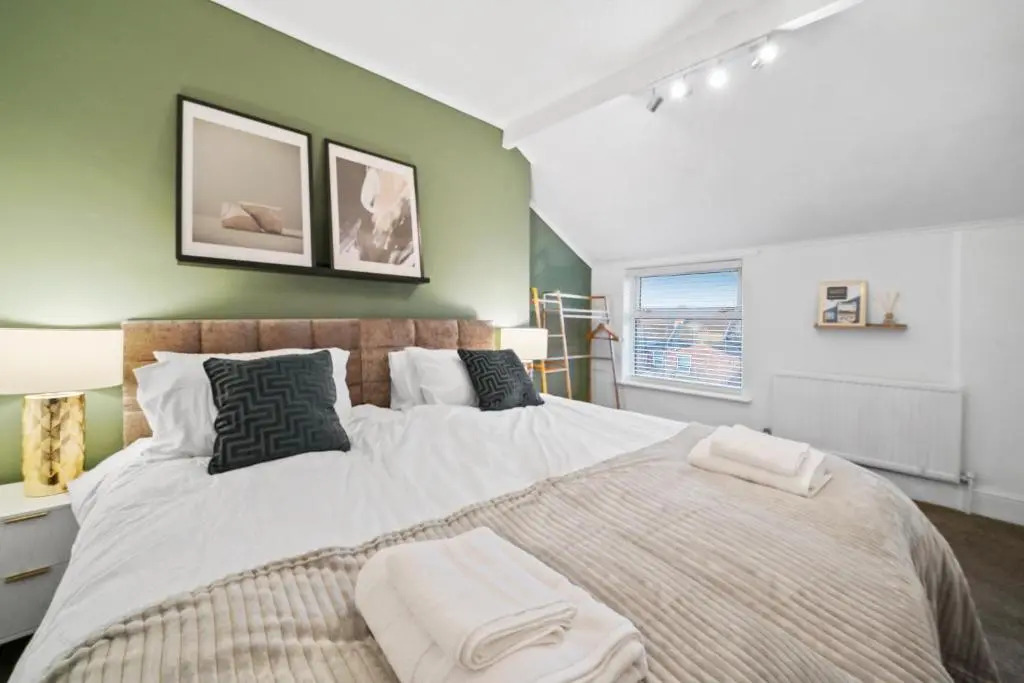5 Bedroom House with Free Parking, Garden, Super Fast Wifi, Smart TVs with Virgin TV and Netflix by Yoko Property