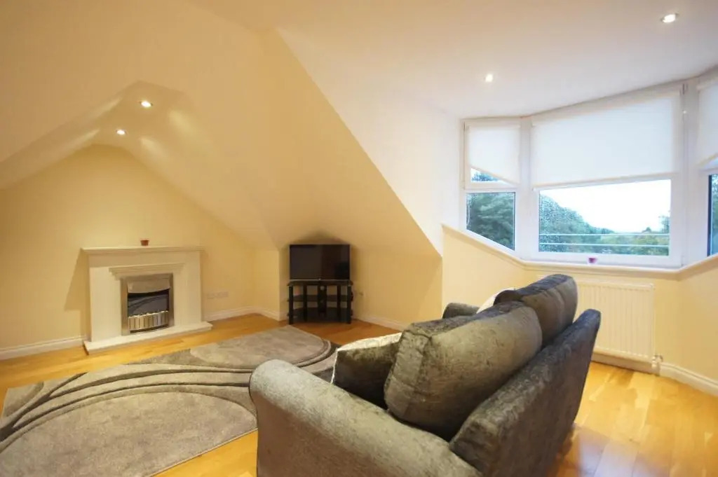 Modern, Cosy Apartment In Bearsden with Private Parking